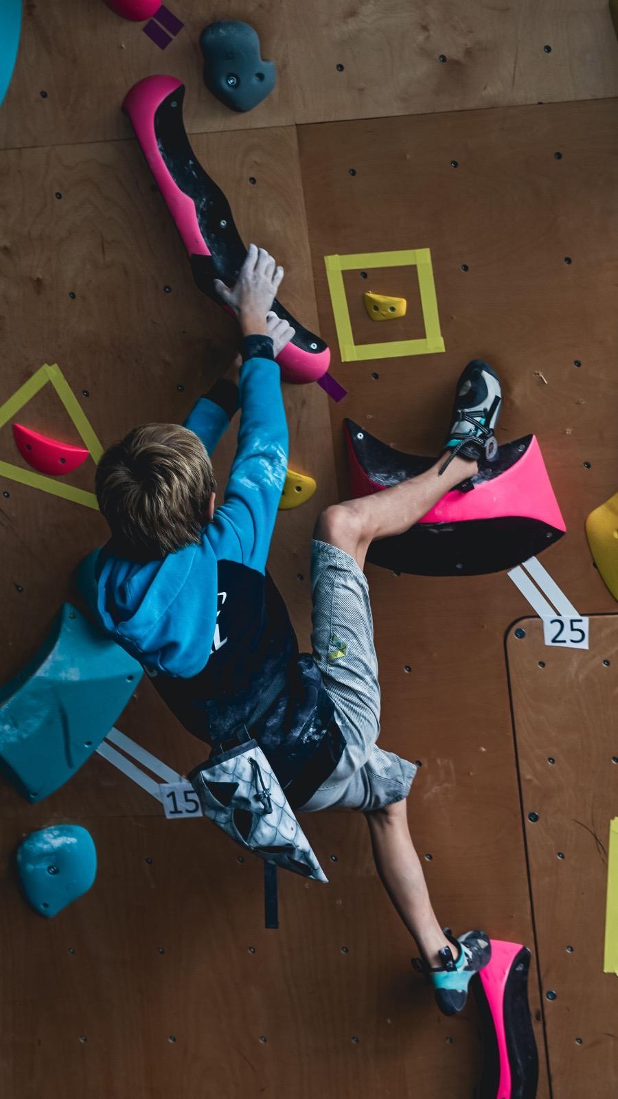 Kletterer an einer Boulderwand