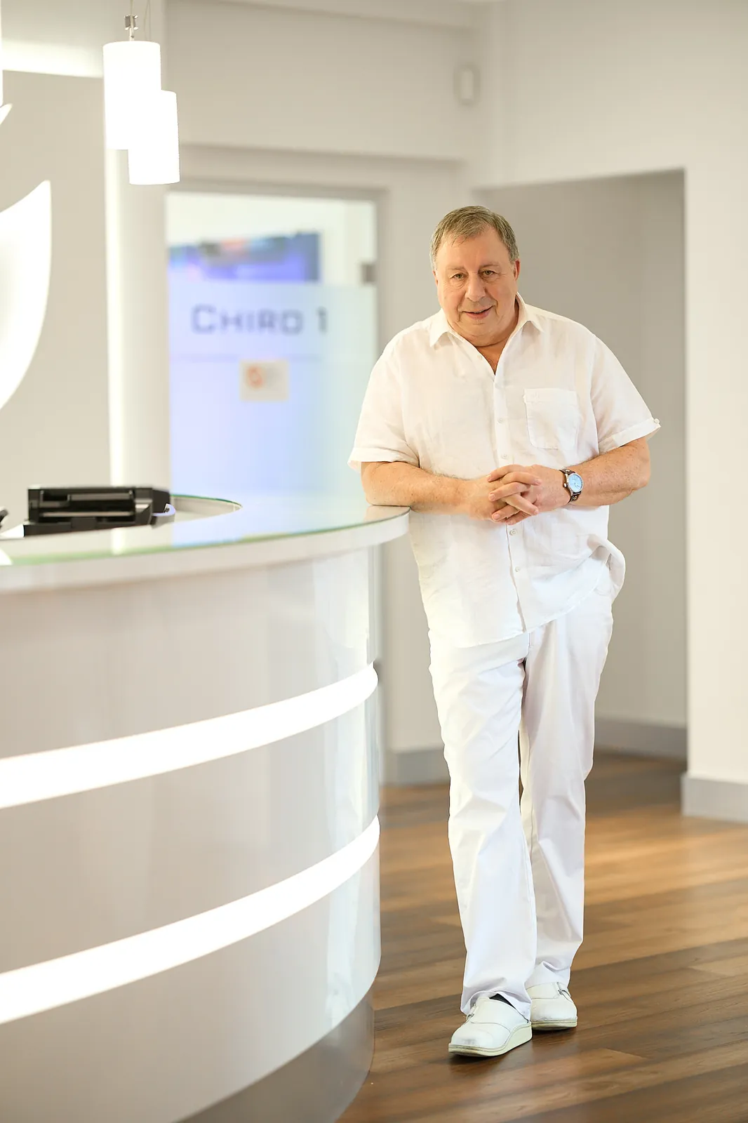 Dr. scient. med. Rainer Thiele am Empfang der Praxis in München